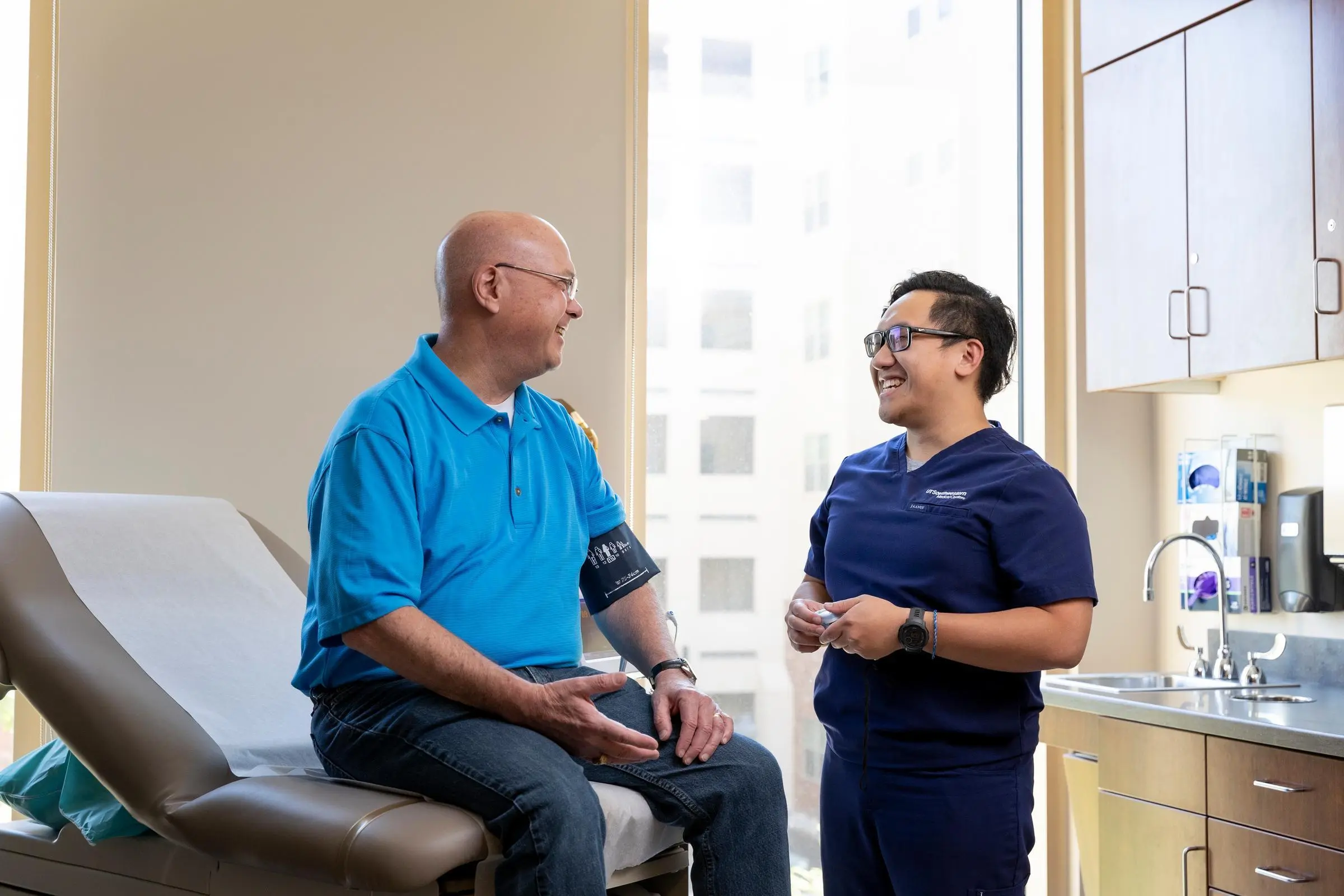  Health care professional speaking with a patient during a clinical visit.